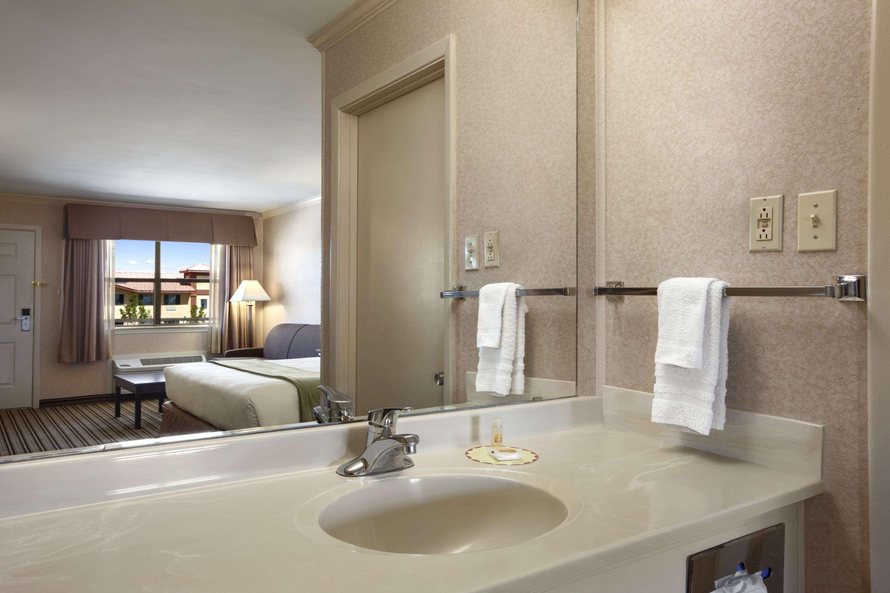 Days Inn By Wyndham Grants Bagian luar foto