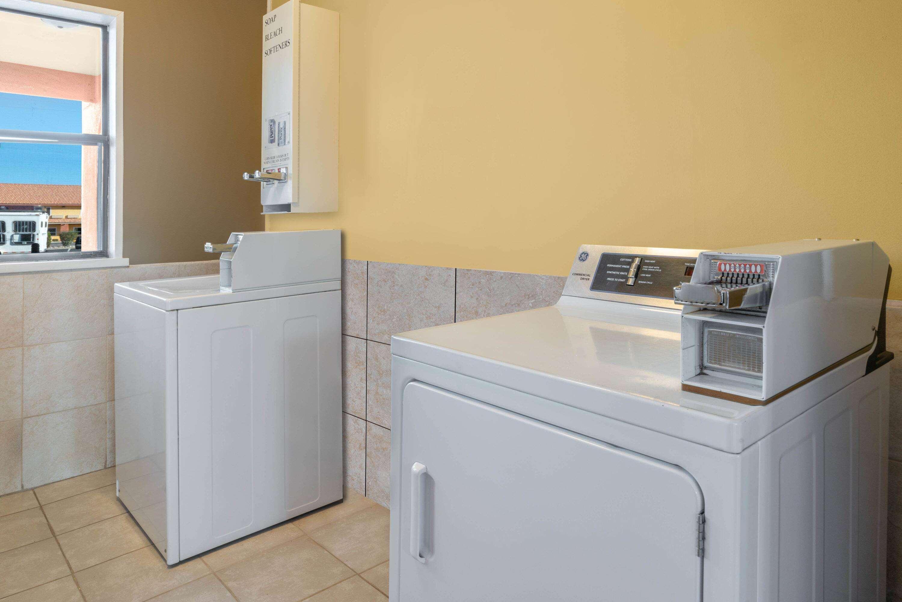 Days Inn By Wyndham Grants Bagian luar foto